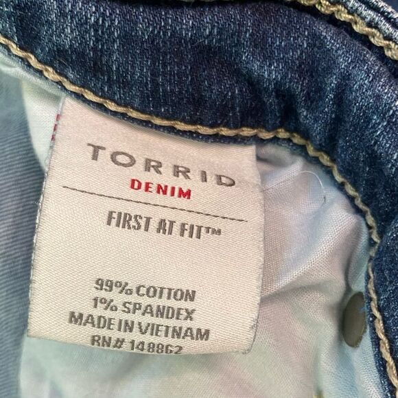 Torrid Medium Wash Mid Rise Raw Hem Boyfriend Jeans in Size 18 Short - Picture 7 of 10
